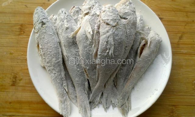 腌制好的鱼均匀的裹上一层面粉