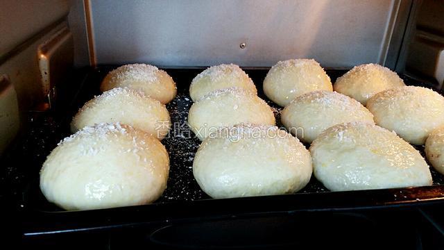 烤箱175度预热，中层上下火烤25分钟。