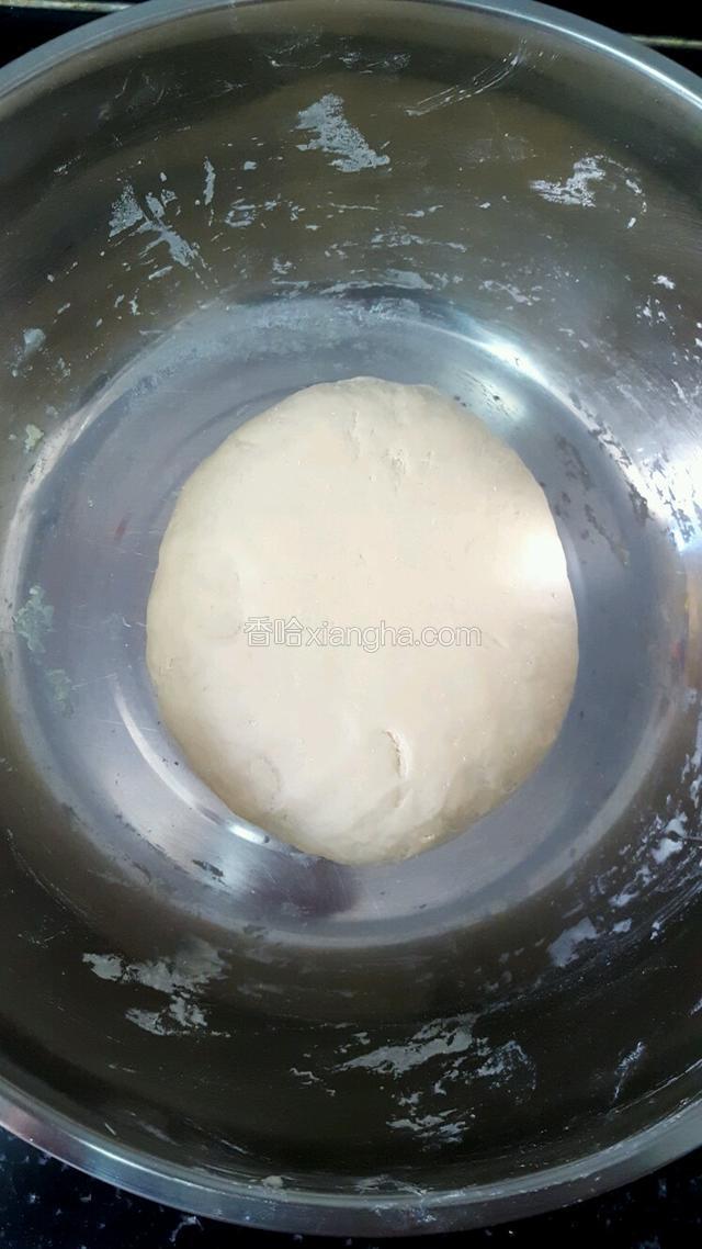 然后用手开始和面，将面活成三光，（即盆光，面光，手光）软硬适中就可以了，然后盖上盖子放到温暖的地方开始醒发