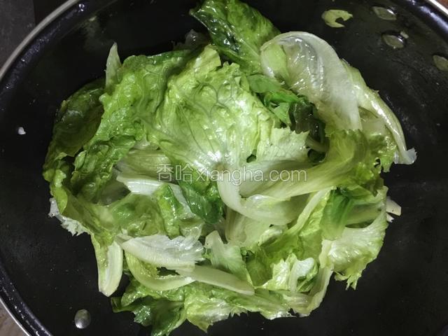 炒倒了以后加盐、盛盘即可