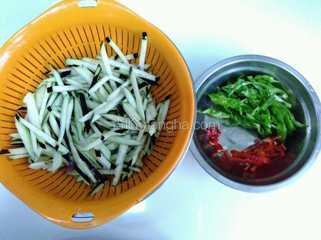 茄子洗净切丝，青红椒洗净切丝，小米椒洗净切碎