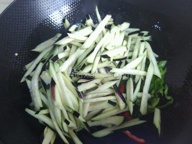 再放入茄丝炒匀