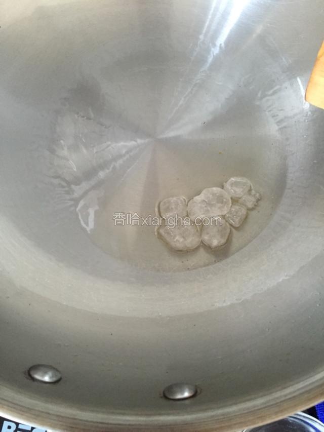 锅中加入少许油倒入冰糖炒至融化