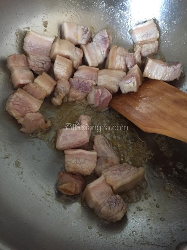 冰糖溶化后倒入用黄酒腌制过的五花肉翻炒，中小火上色