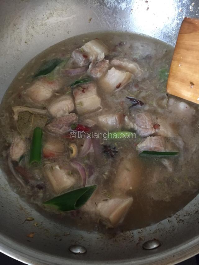 加入烧开的热水，水量莫过五花肉即可