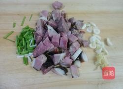 腊肉烧青豆的做法图解2