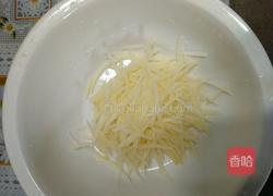 土豆丝鸡蛋饼的做法图解1