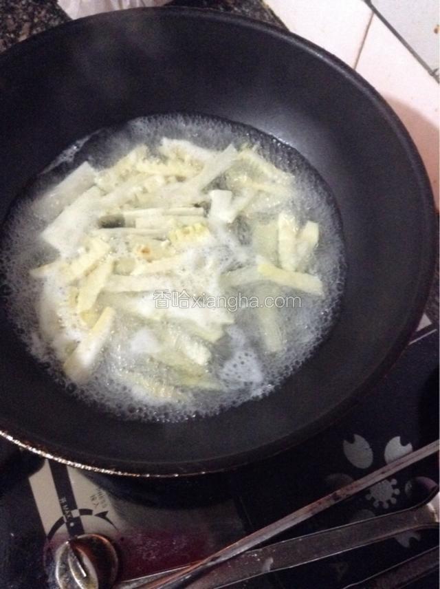 锅中加水烧开，放入笋焯一下待用。