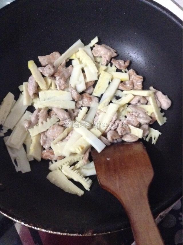 再下入焯过水的笋片继续煸炒。