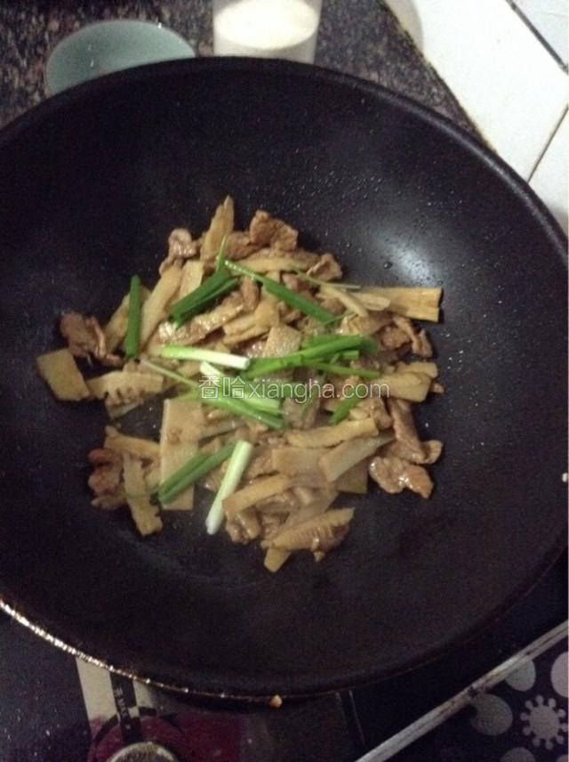 加入葱段和少许鸡精即可出锅。