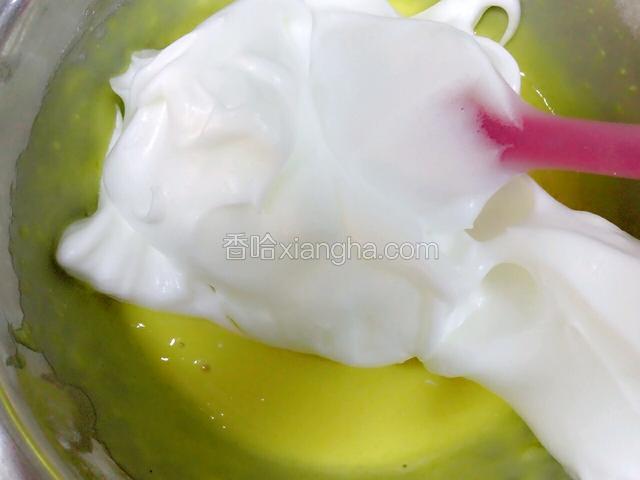 然后用橡皮刀弄出1/3蛋白放入蛋黄糊中，记住是翻拌均匀（像炒菜一样）。