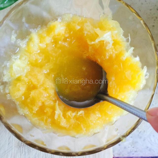 挖出来的果肉用勺子挤压出果汁，或者料理机打一下