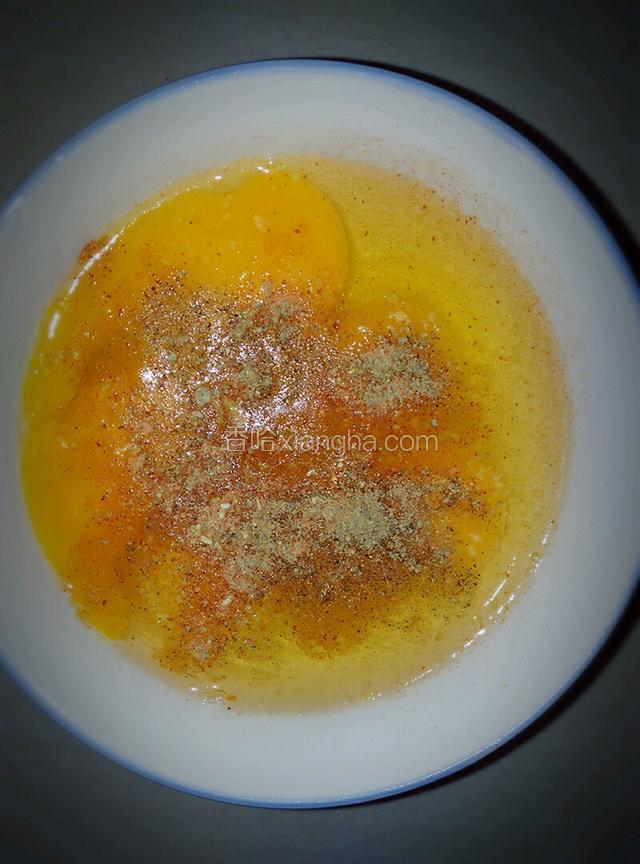 将调料放入鸡蛋碗里，稍微加一点水，这样子盐就可以化了。