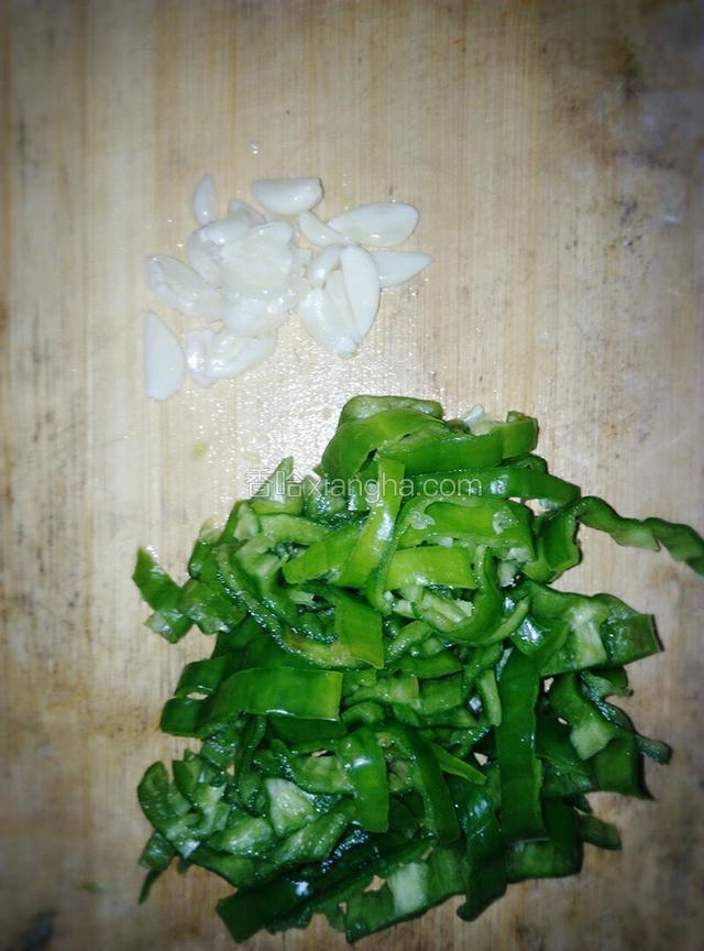 青椒切条，蒜拍碎