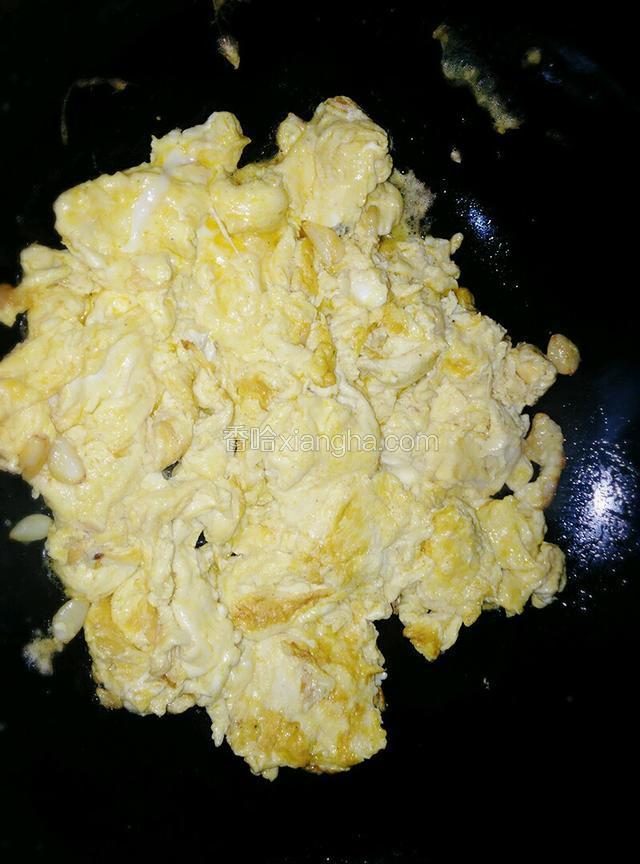 油烧热，蒜爆出香味，倒入鸡蛋。火尽量不要太大，多翻炒几下。