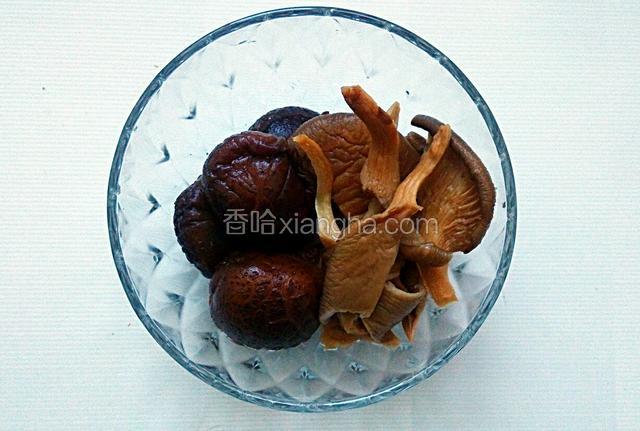 这种干的野生菌要至少泡发三小时(我试过了 凉水浸泡三小时左右泡发好)，泡发好后清洗干净 如果菌的大头大可以适当切小块 