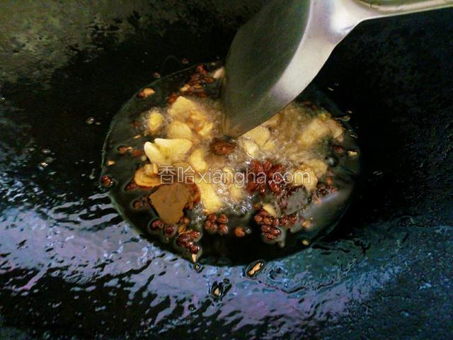 锅中倒油烧热，下上面的所有材料小火炒出香味。