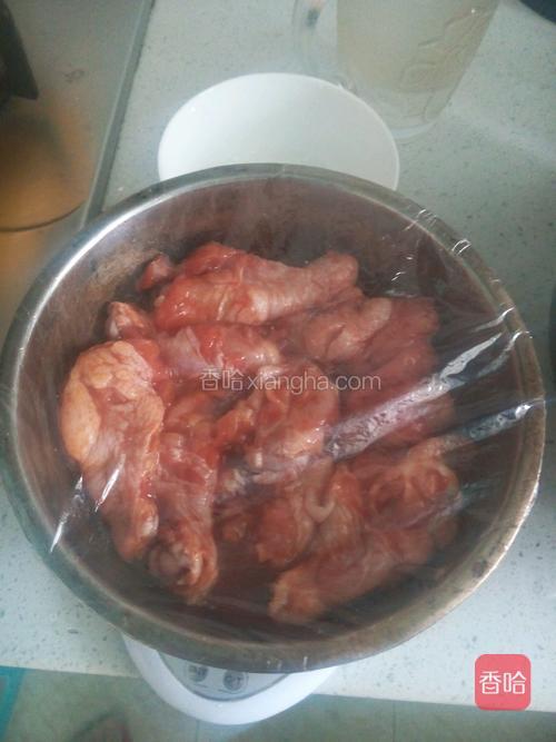 鸡腿提前一天腌好，新奥尔良腌料30g兑30g水混合，裹匀，保鲜膜盖好放至冰箱保险层，中途记得翻面。