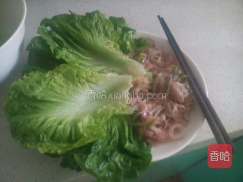 等候时间，将生菜洗好摆盘，洋葱丝辣椒丝蒜丝下锅炒熟放盘。