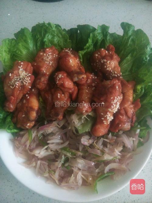 鸡腿出炉。摆盘。生菜包鸡腿肉和蔬菜丝可以开吃了。喜欢辣的沾上辣椒酱即可。