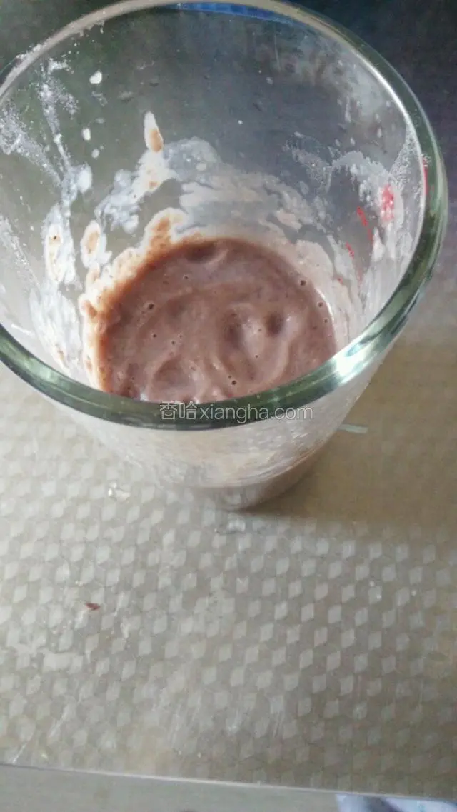 用搅拌棒再搅打煮好的红豆，使红豆变成细腻、浓稠的糊状。