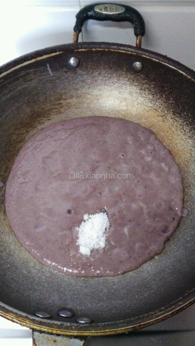 把红豆泥倒入炒锅中再加入白糖，大火翻炒直至水分蒸发！