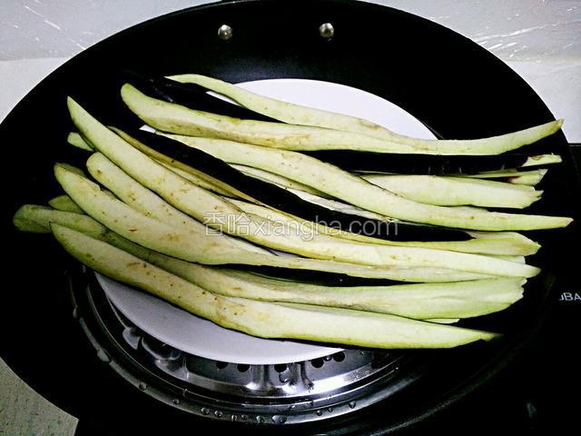 茄子放入锅中蒸熟。