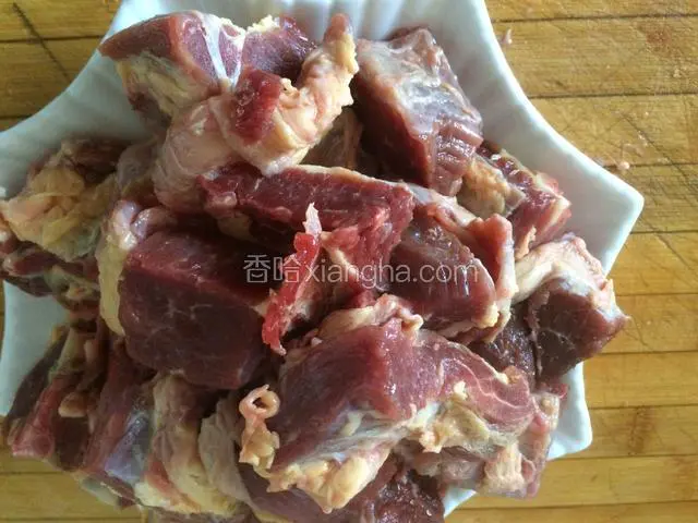 牛肉洗干净、切块。