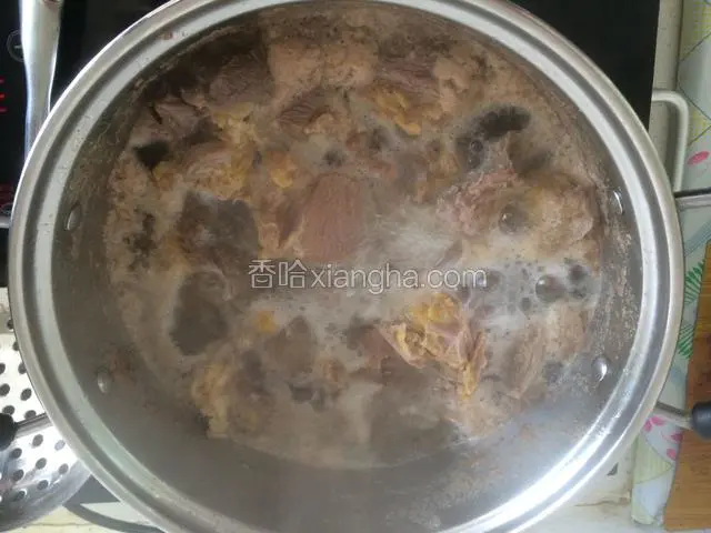 锅加入凉水、下入牛肉、凉水可以排除牛肉中血水。