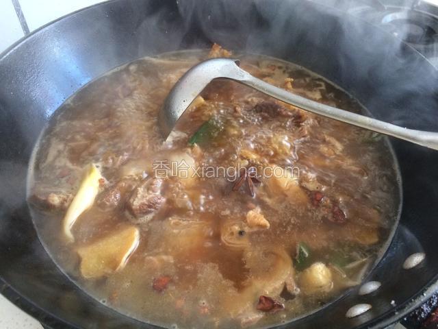 炒好牛肉加入开水。在倒入高压锅，放入花椒、大料，加适量的盐、盖上锅盖炖40分钟。
