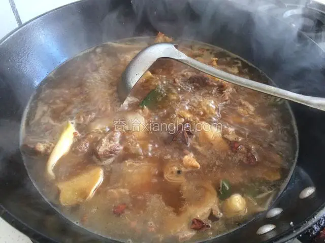 炒好牛肉加入开水。在倒入高压锅，放入花椒、大料，加适量的盐、盖上锅盖炖40分钟。