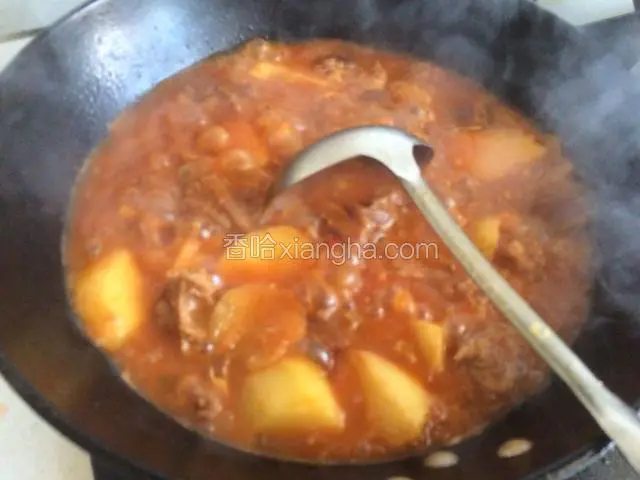 然后加入炖好的牛肉连炖牛肉汤一起倒入锅中、