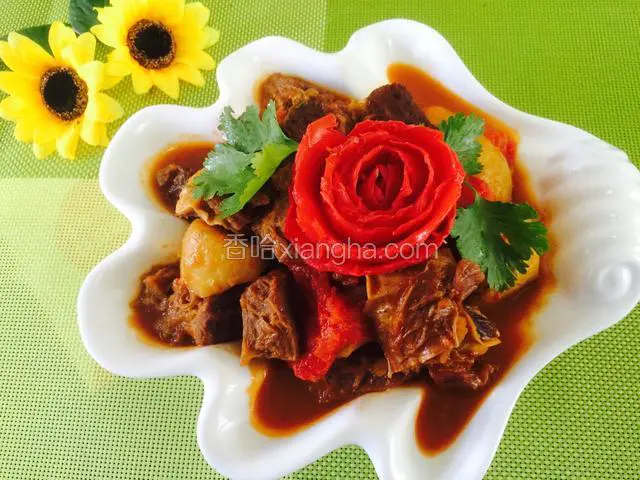 炖好了、装盘了、香浓的西红柿、土豆炖牛肉、 点缀一下西红柿花，香菜，可以开饭了。