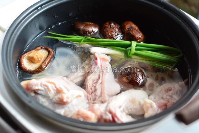 将所有食材倒入沸水中，倒入少许料酒盖上煲大约1—2小时。