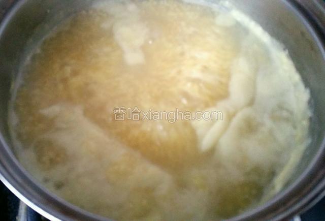 等小米煮的粘稠，这是倒入香蕉在慢煮5分钟即可。