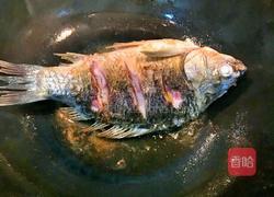 白萝卜丝鲫鱼汤的做法图解2