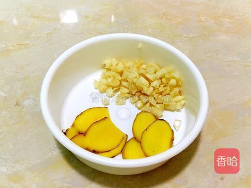 姜蒜切碎备用。