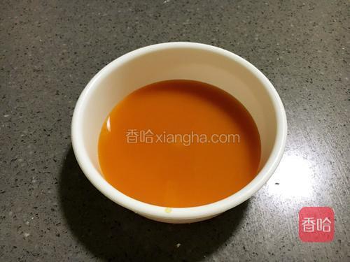 准备小半碗水，加入一勺淀粉，适量生抽搅拌均匀。