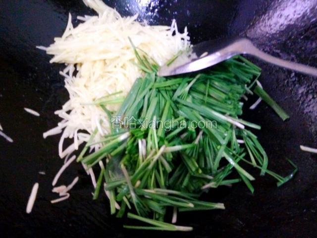 待土豆丝炒至六成熟再下韭菜继续煸炒几下。