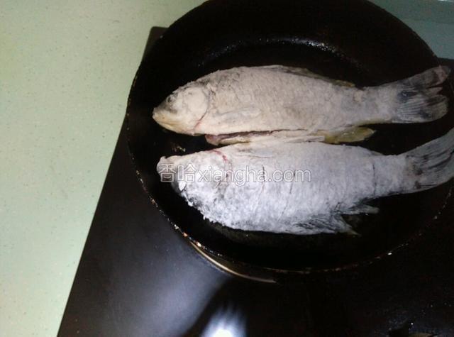 裹上面粉，热锅加油进行煎制