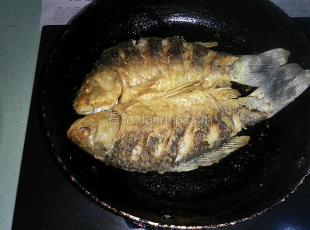 煎至金黄翻面再煎