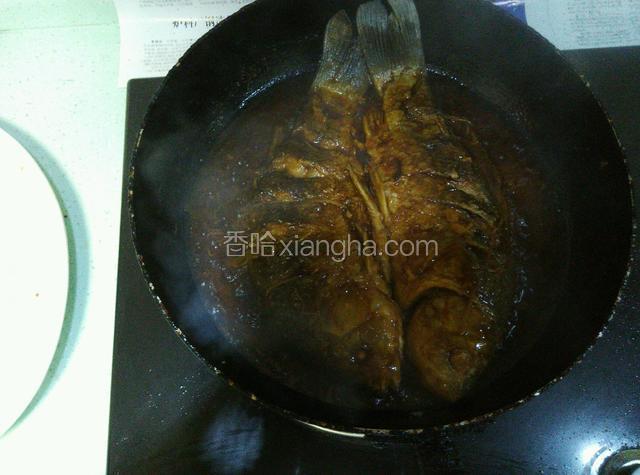 放入煎好的鱼入锅焖烧，加醋大火收汁