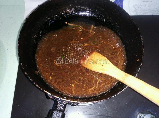 煎好盛出，锅内留油，放入葱姜丝爆香，加老抽生抽糖加少许水煮开