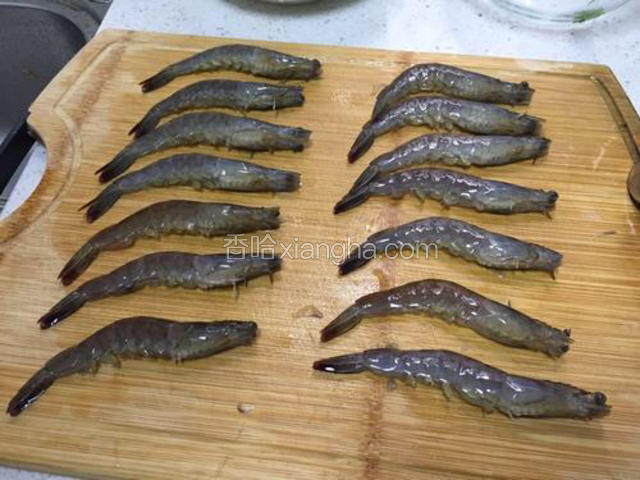 虾剪去虾须、虾脚洗净