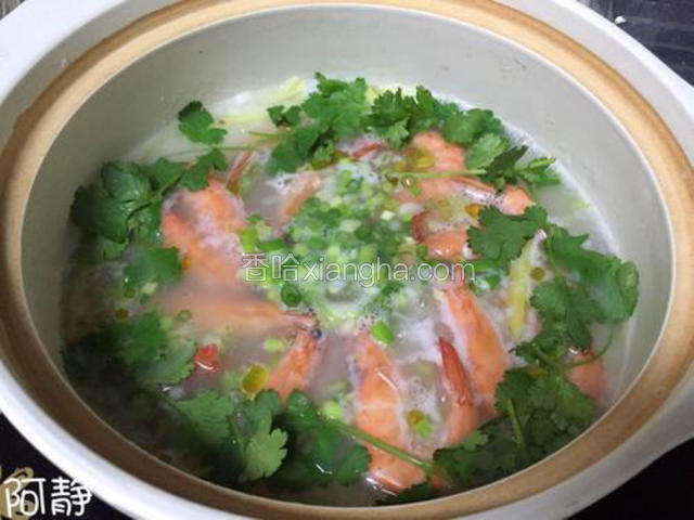 加入葱花和香菜，油和盐，待虾全部变成红色即可熄火。