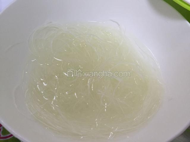 将粉丝用温水浸泡十分钟左右，拿起来手感柔软就可以沥干水份备用