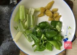 泡椒炒鸡杂的做法图解2