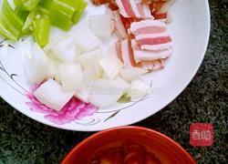 五花肉炒辣白菜的做法图解1