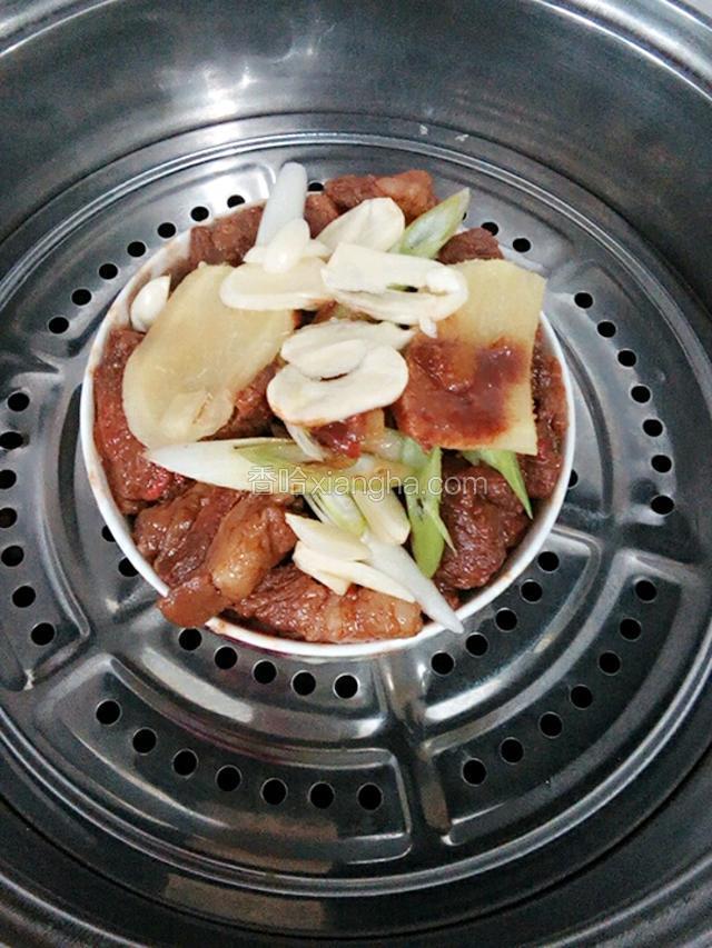 取一碗，将肉皮朝下装入碗里，葱姜蒜八角摆在肉上，入锅大火烧开，中火蒸一个半小时。