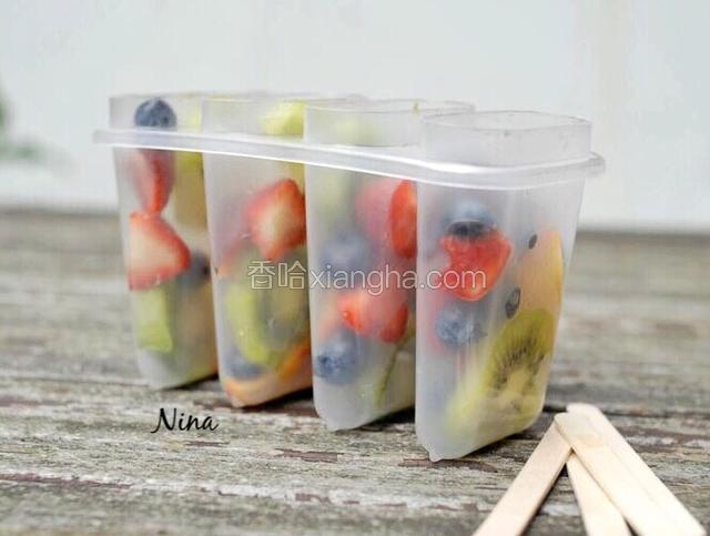 在冰棒盒内放满不同的水果。